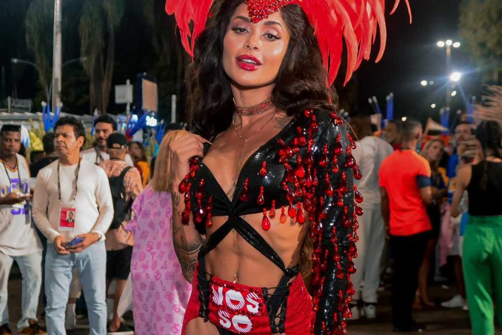 Aline Campos fantasiada pra desfilar no Carnaval do Rio de Janeiro