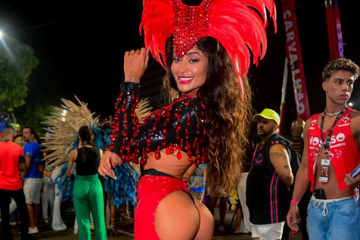 Aline Campos fantasiada pra desfilar no Carnaval do Rio de Janeiro