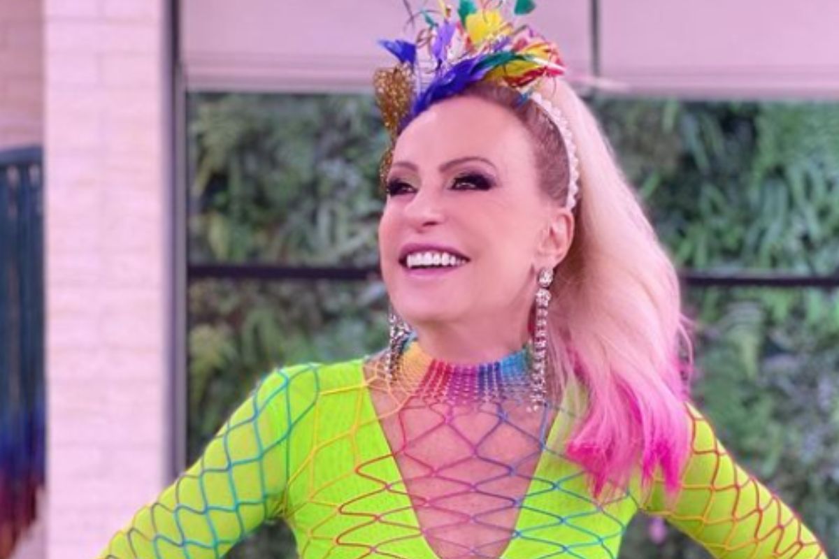 Ana Maria Braga, feliz, com aplique colorido para o Carnaval