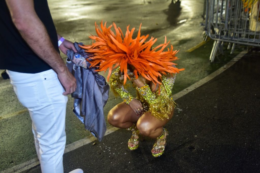 Ana Paula Minerato agachada, chora no Sambódromo