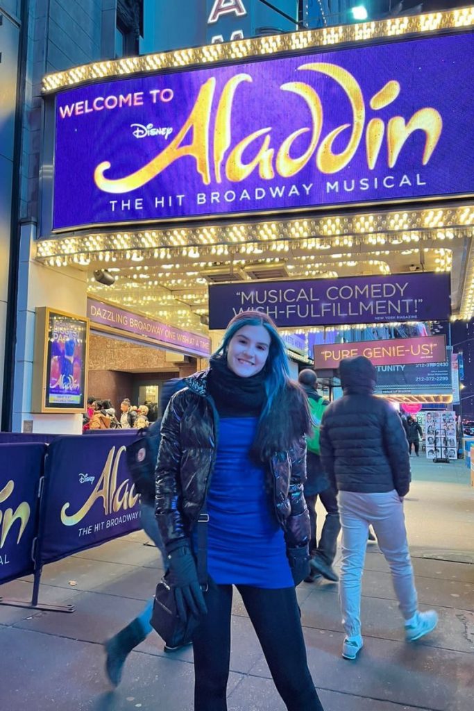 Anaiza em frente apresentação de Aladdin, na Broadway