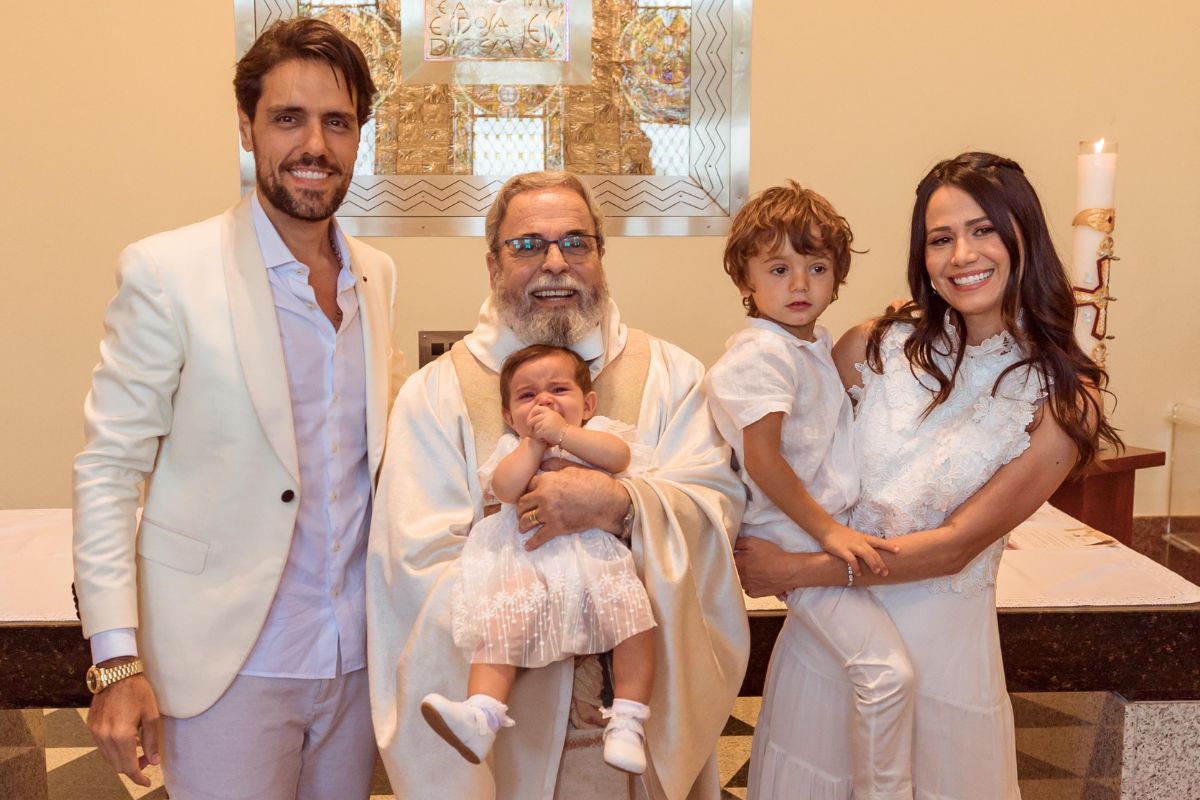 Thiago Arancam e a esposa Aline Frare com os filhos Francisco e Angelina, além do Padre Antônio Maria