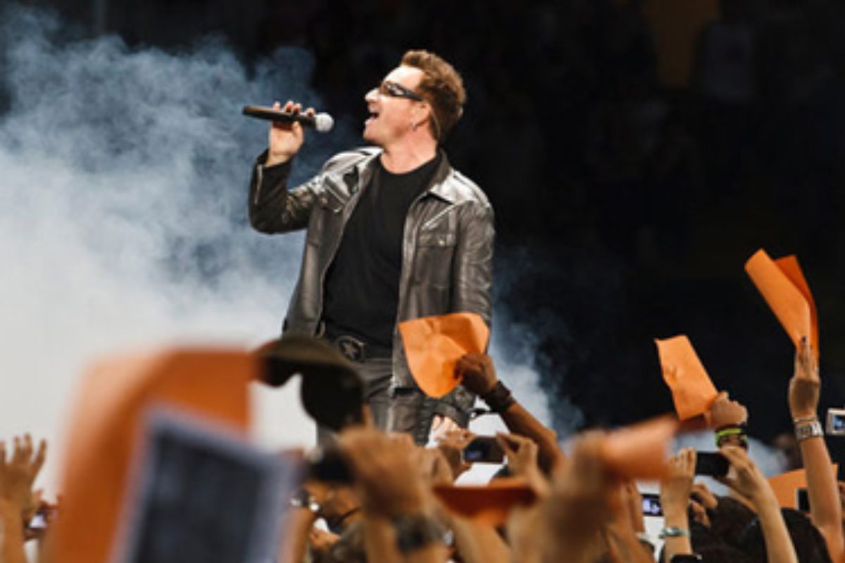 Bono cantando durante show da banda U2