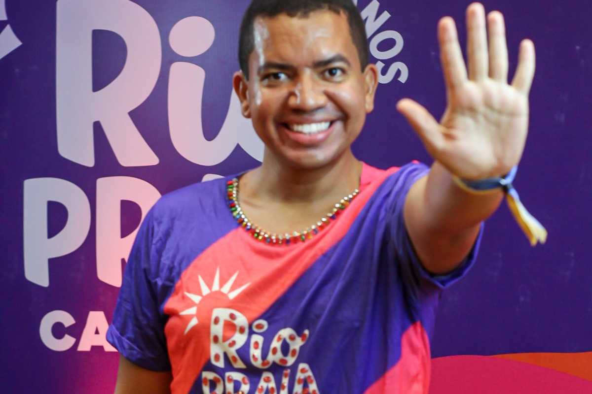 Bruno Gaga customizando abadá para curtir o Carnaval do Rio de Janeiro