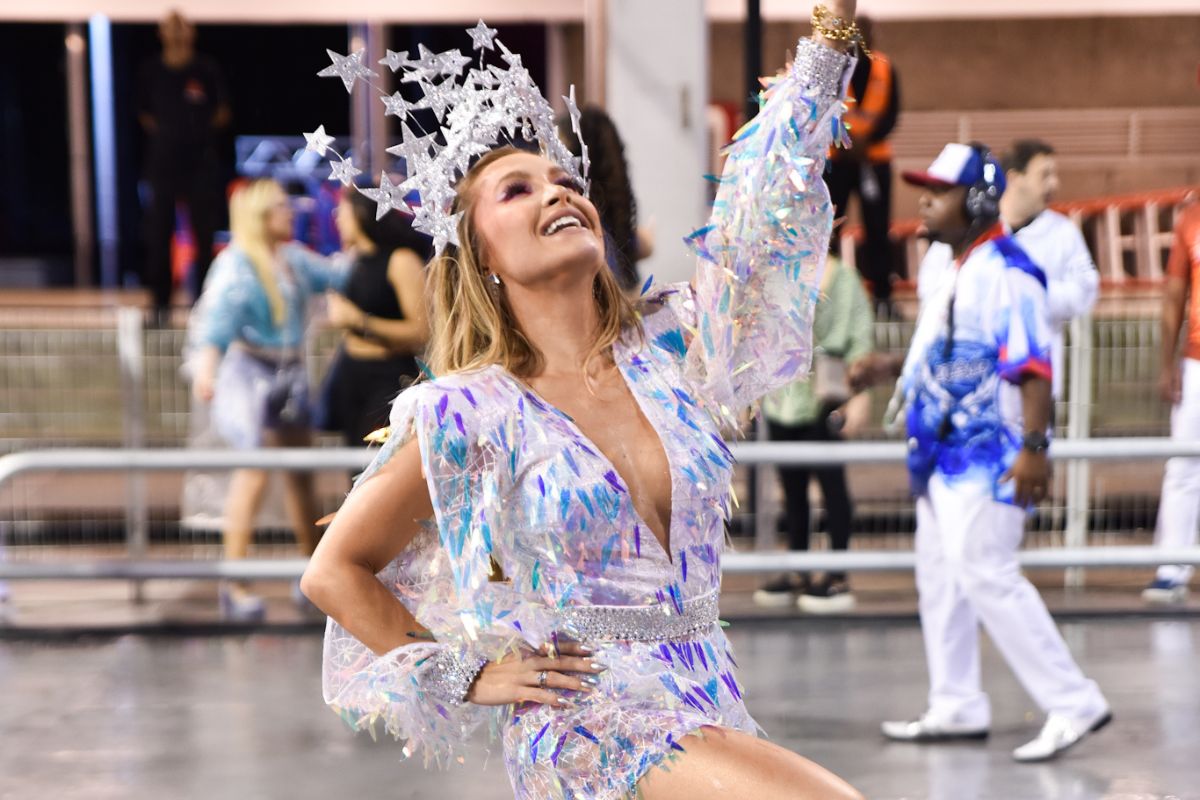 Carla Diaz Beija Muito Namorado Em Ensaio Para Carnaval Veja Fotos