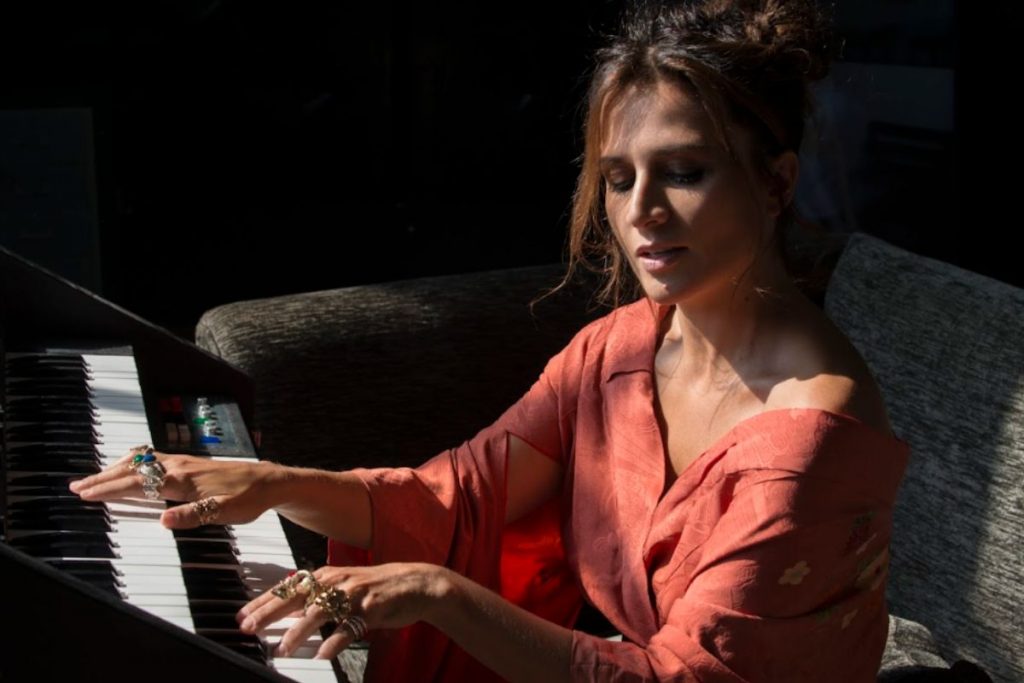 Chiara Civello tocando piano