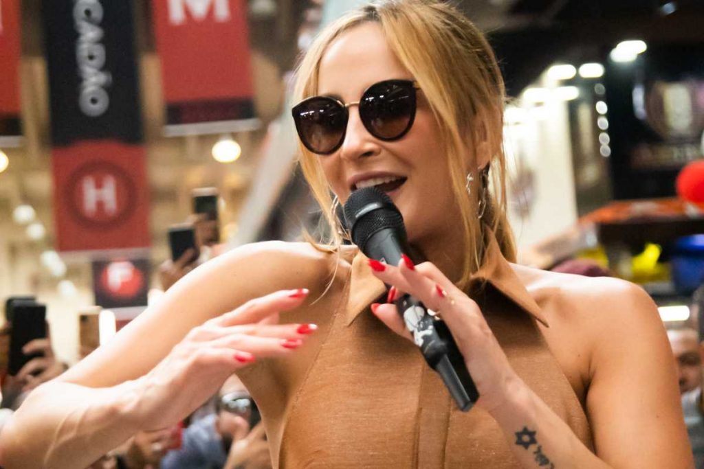 Claudia Leitte se apresentando no Mercadão Municipal