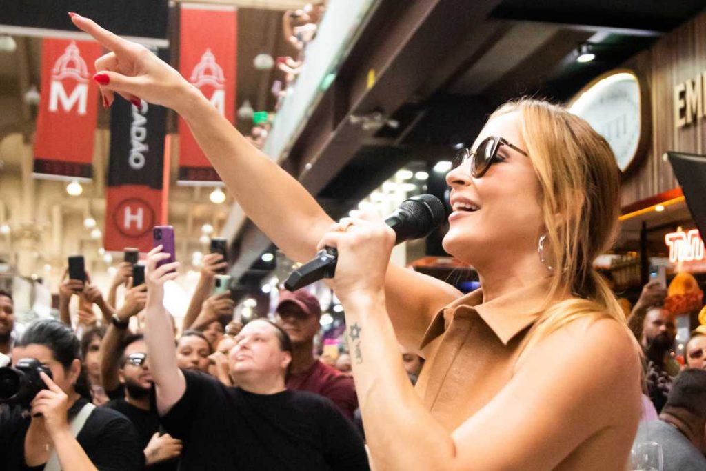 Claudia Leitte se apresentando no Mercadão Municipal