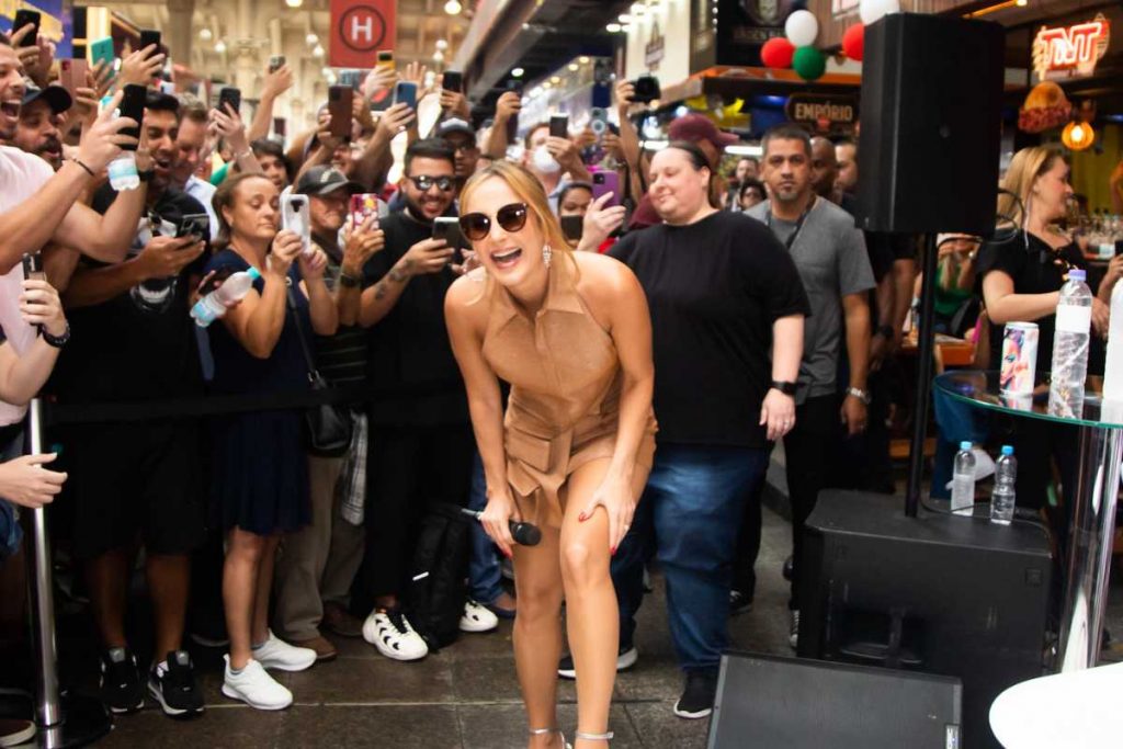 Claudia Leitte se apresentando no Mercadão Municipal