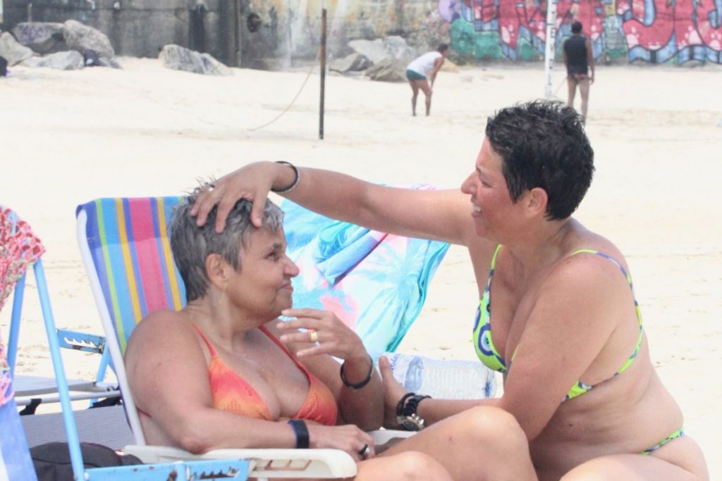 claudia rodrigues e namorada na praia