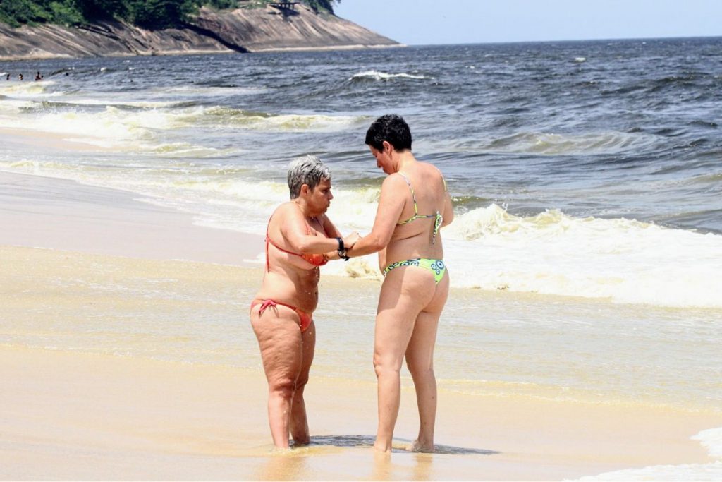 claudia rodrigues e namorada na praia