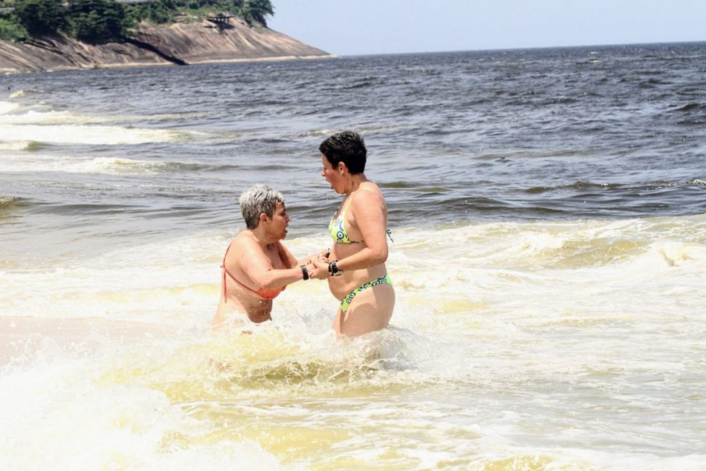 claudia rodrigues e namorada na praia