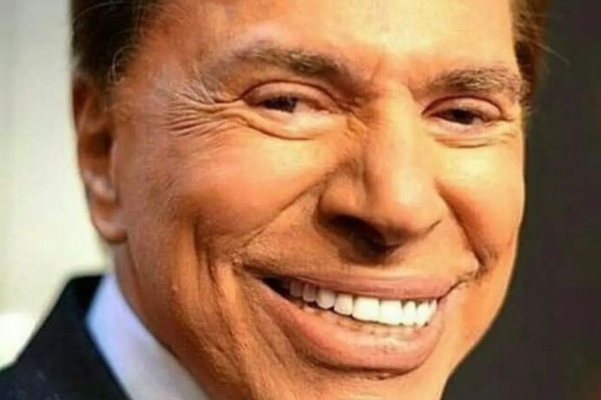 Close de Silvio Santos, sorrindo