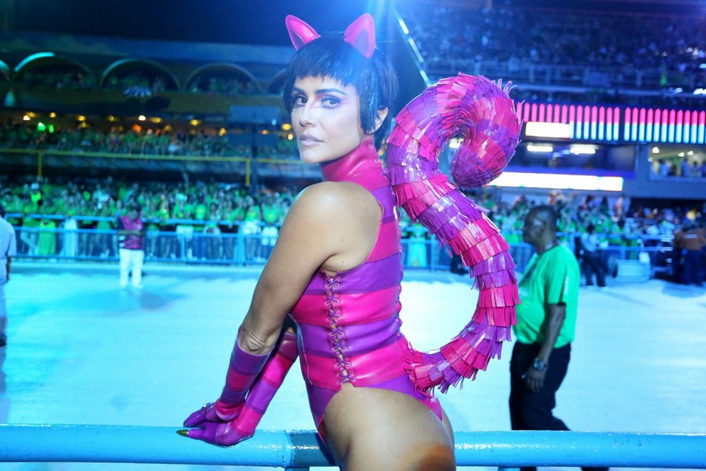 Deborah Secco arrasa na fantasia para Carnaval