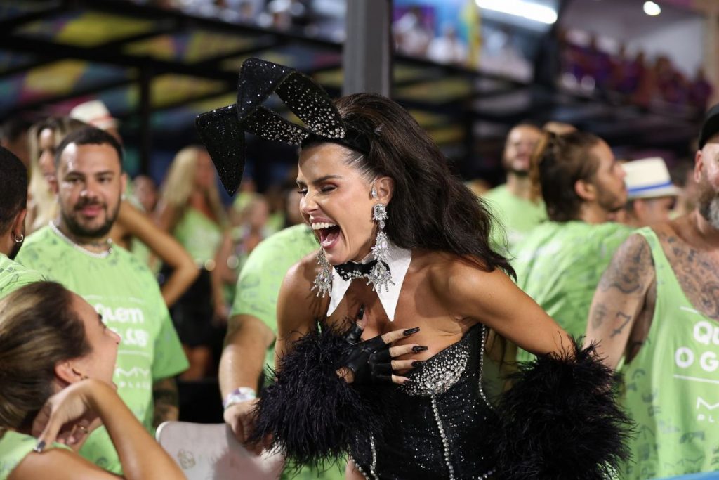 Deborah Secco solta o sorrisão