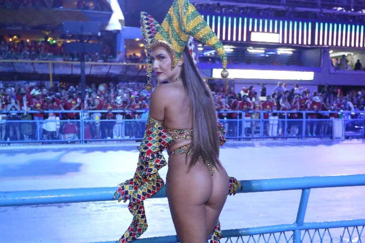 Deborah Secco exibindo bumbum volumoso em Carnaval do Rio de Janeiro