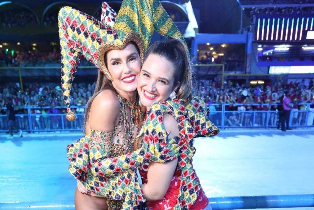 Deborah Secco e Juliana Paiva curtindo Carnaval do Rio de Janeiro