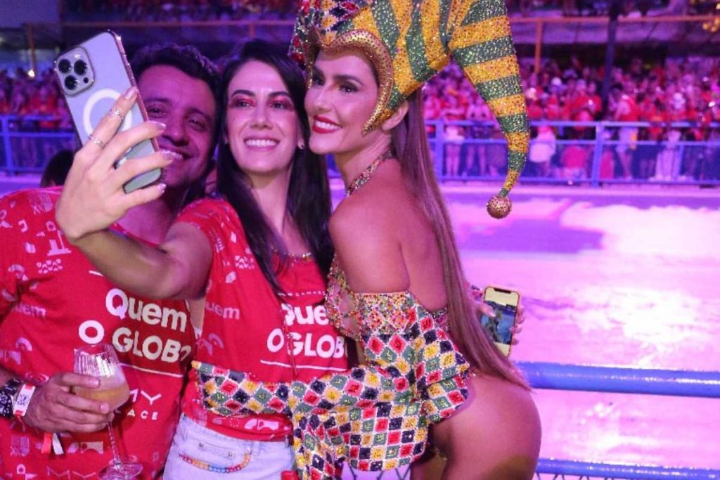 Deborah Secco e fãs curtindo Carnaval do Rio de Janeiro