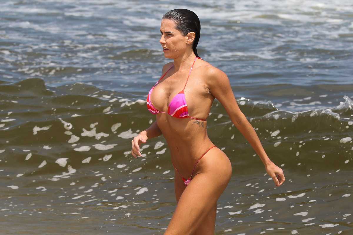 Deborah Secco curtindo dia na praia da Barra da Tijuca