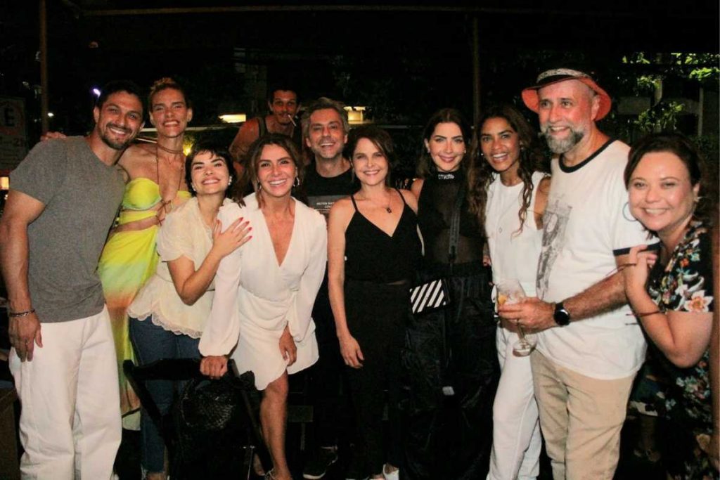 Elenco de Travessia comemorando estreia do capítulo 100