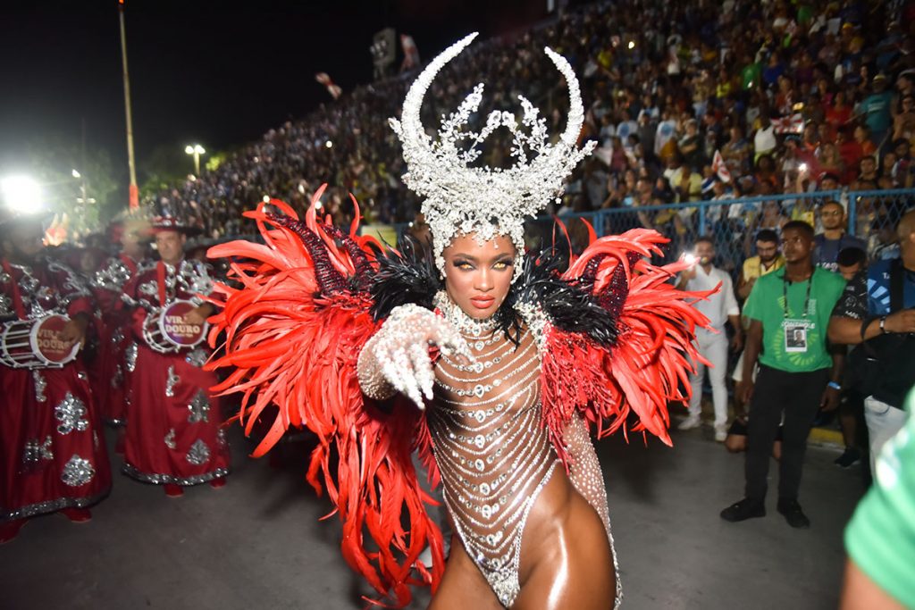 Erika Januza brilha em desfile da Unidos do Viradouro