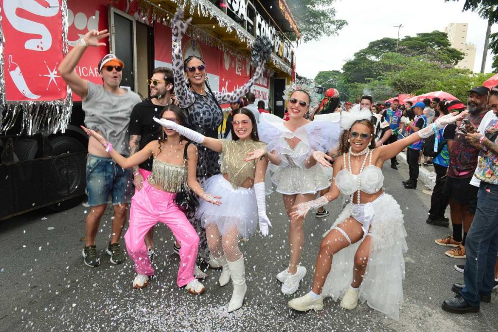 Famosos curtindo Bloco Casa Comigo em São Palo