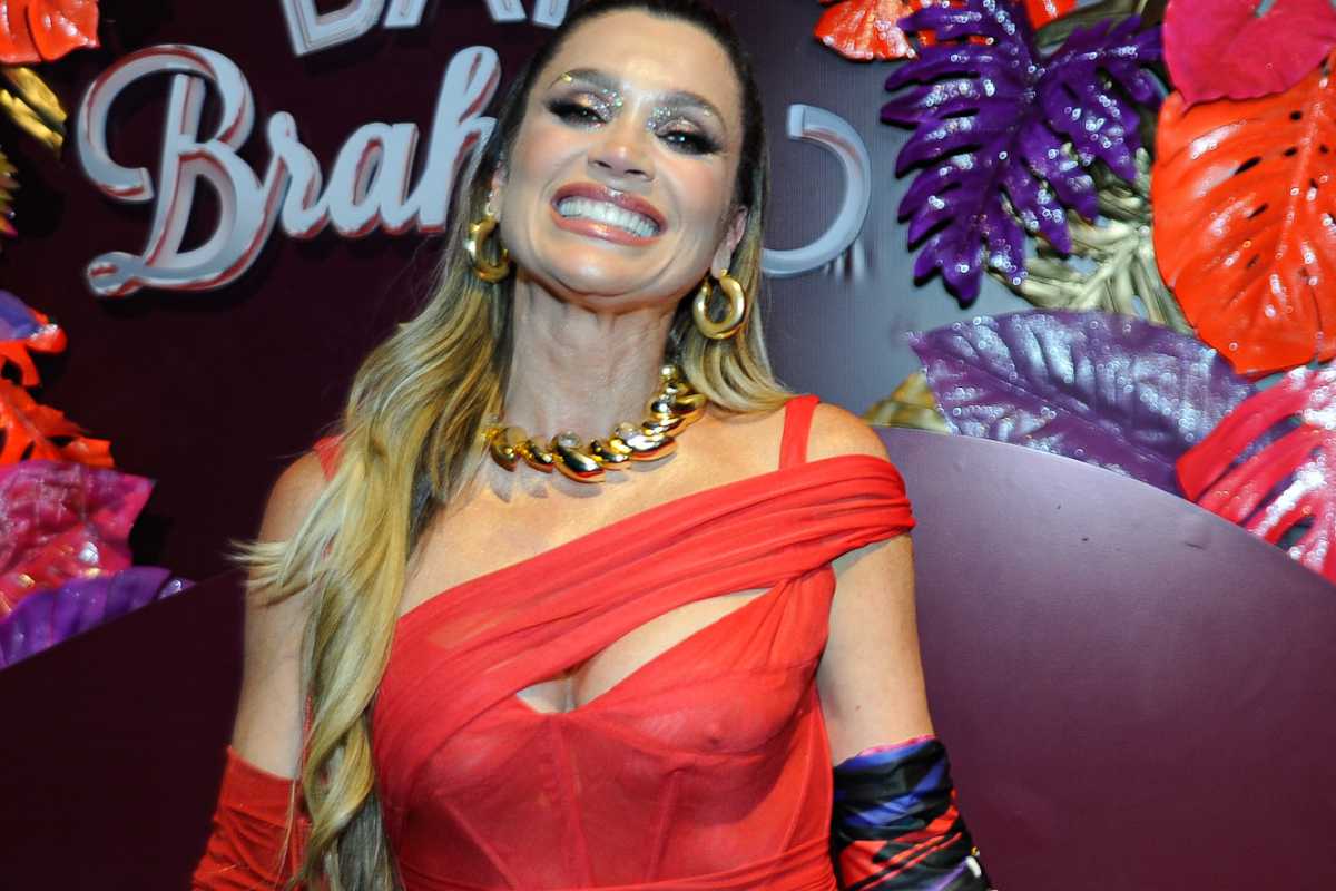 Flávia Alessandra com look vermelho no Carnaval de São Paulo