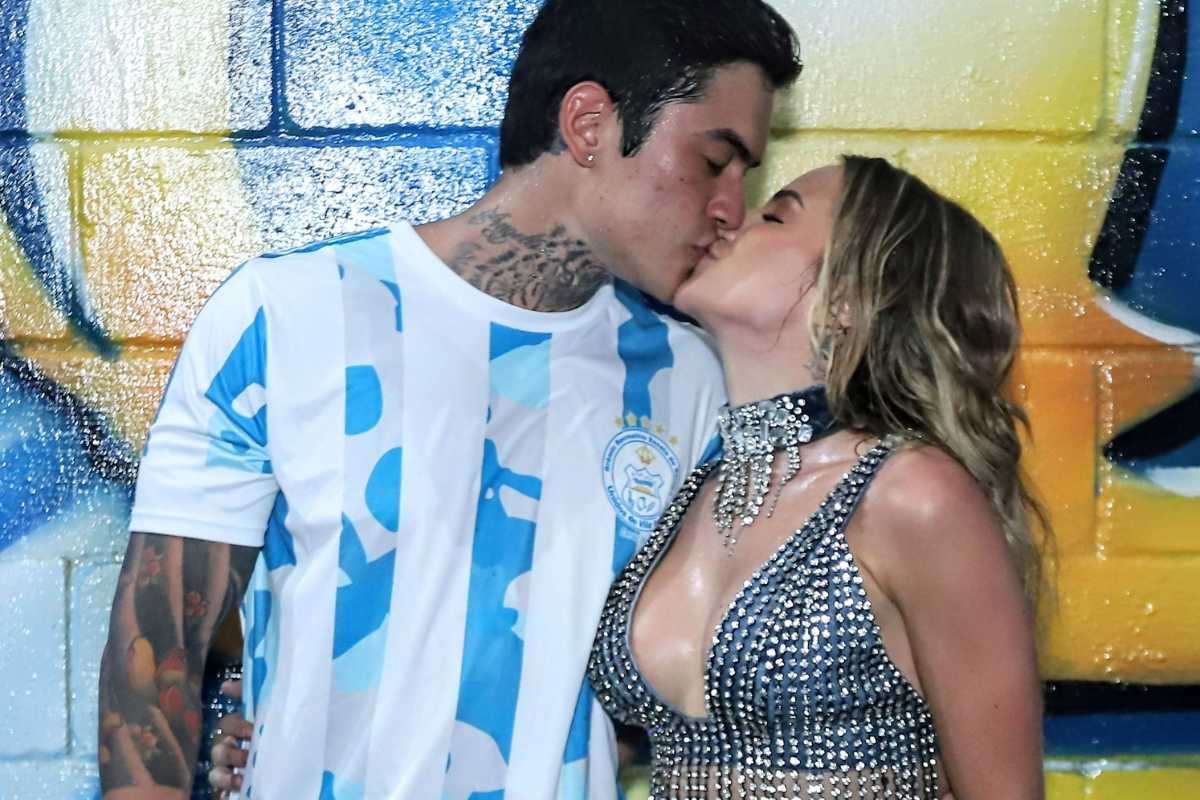 Gabi Martins beijando namorando na quadra da Vila Isabel