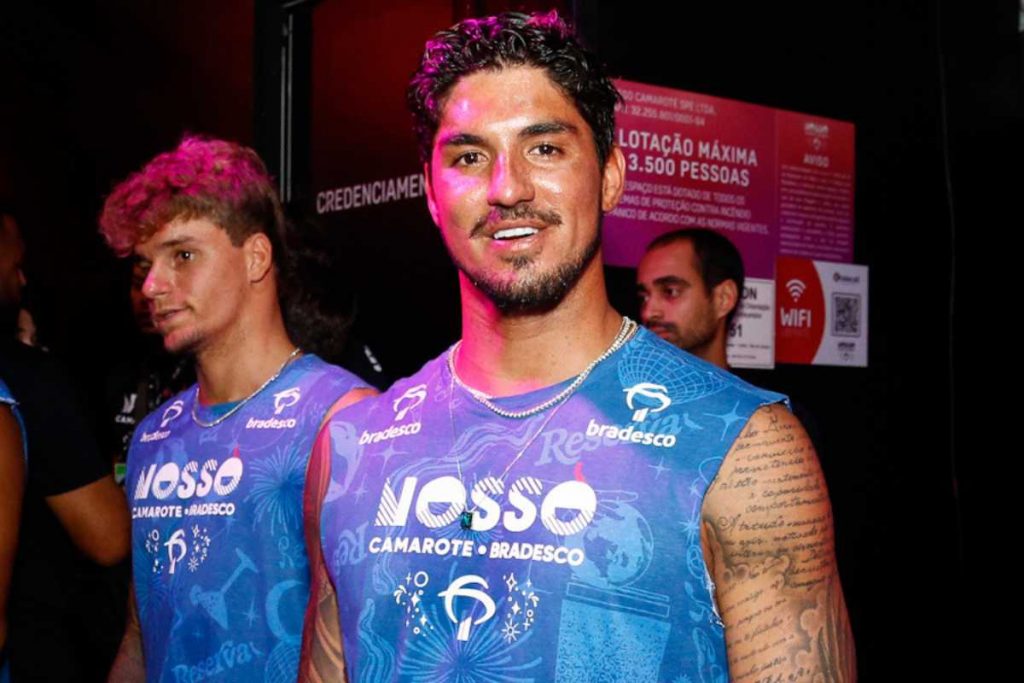 Gabriel Medina posando no Nosso Camarote no Carnaval do Rio de Janeiro