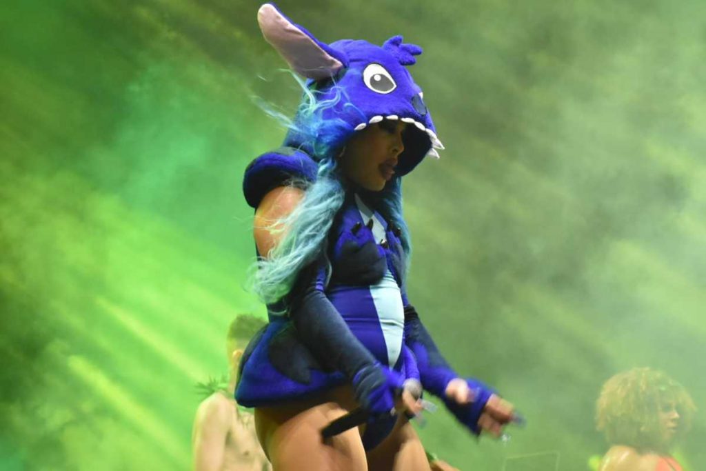 Gloria Groove cantando fantasiada de Stitch no Carnaval de Recife