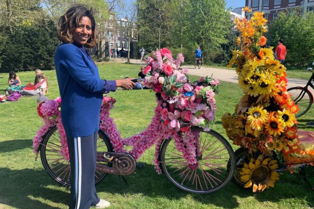 Na Holanda, Glória Maria mostra a produção de flores exóticas e se diverte no Festival de Elfos