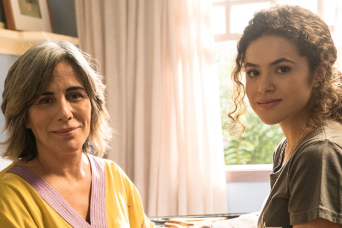 Glória Pires e Maisa Silva sentadas na cama em cena de filme