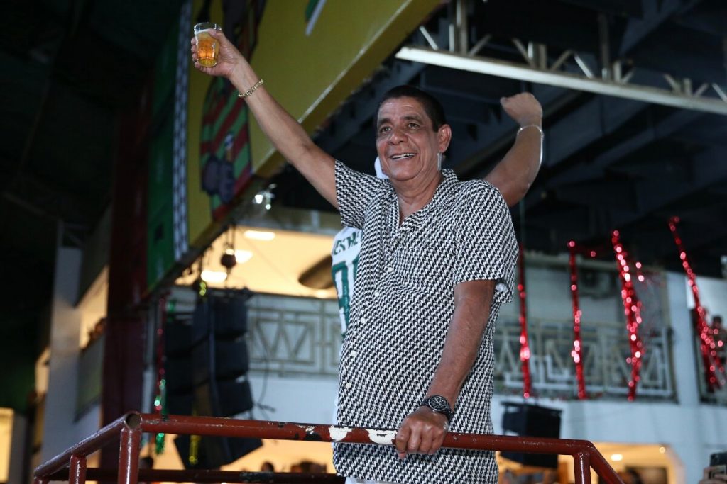 Zeca Pagodinho erguendo copo de cerveja