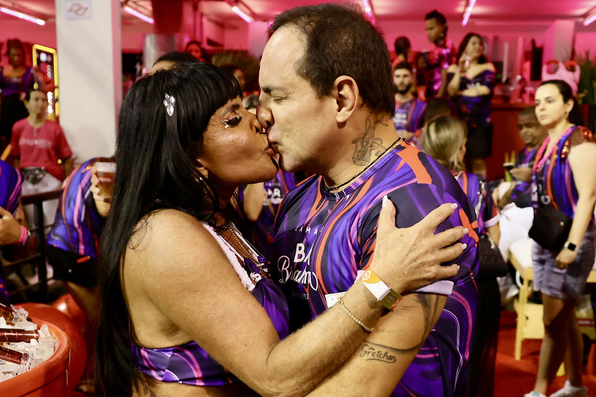 Gretchen beija muito o marido Esdras de Souza no Carnaval