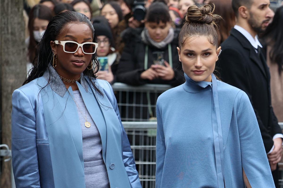 IZA e Sasha Meneghel posando de look azul na Semana de Moda de Milão