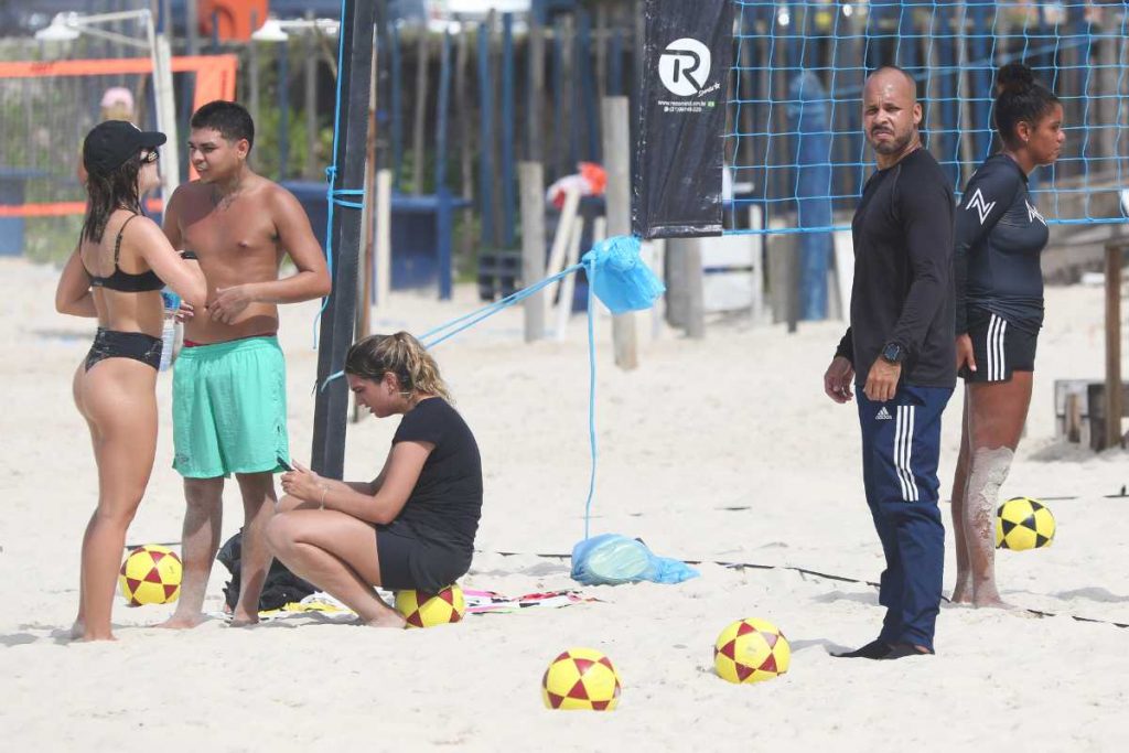 Jade Picon curtindo dia na praia da Barra da Tijuca acompanhada de segurança