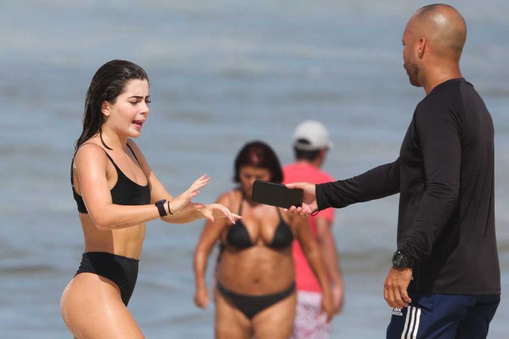 Jade Picon curtindo dia na praia da Barra da Tijuca acompanhada de segurança