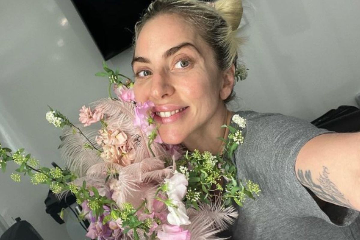 Selfie de Lady Gaga segurando flores