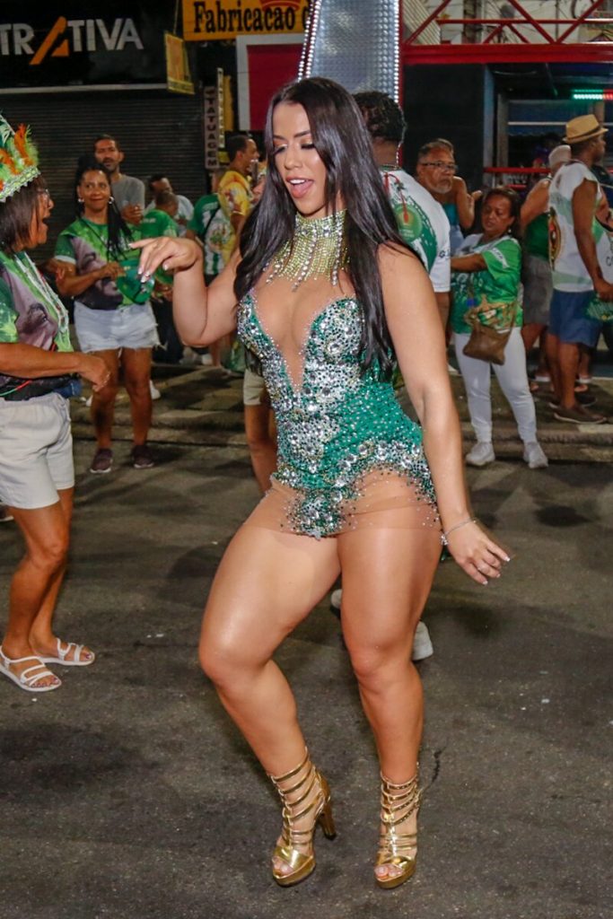 Larissa Tomásia se vestido verde com detalhes prata no ensaio de rua do Império Serrano 