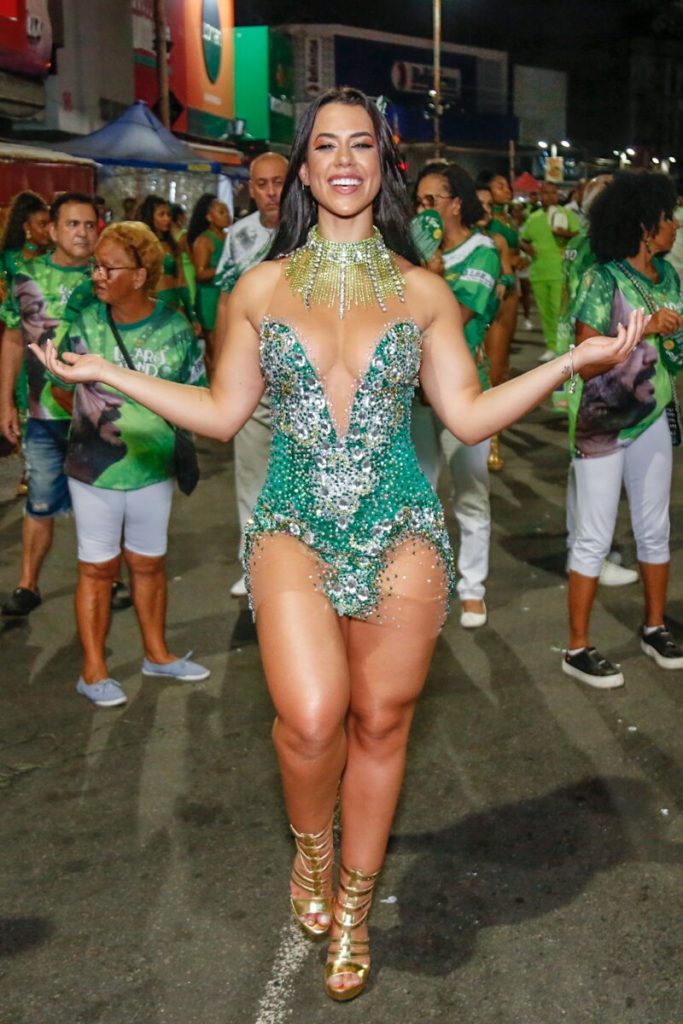 Larissa Tomásia se vestido verde com detalhes prata no ensaio de rua do Império Serrano 