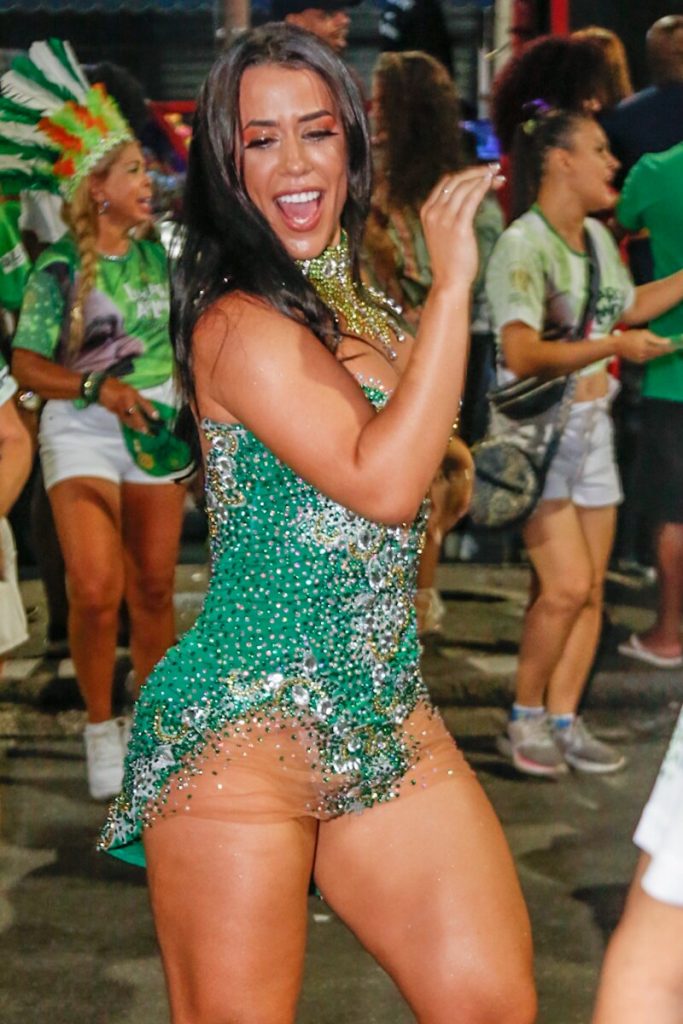 Larissa Tomásia se vestido verde com detalhes prata no ensaio de rua do Império Serrano 