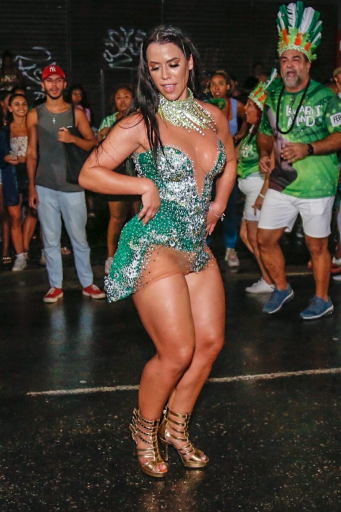 Larissa Tomásia se vestido verde com detalhes prata no ensaio de rua do Império Serrano 