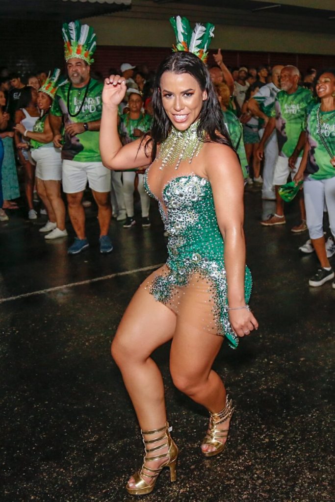 Larissa Tomásia se vestido verde com detalhes prata no ensaio de rua do Império Serrano 