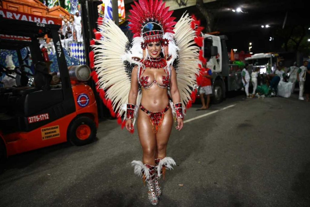 Larissa Tomásia fantasiada para desfile da Império Serrano no Carnaval do Rio de Janeiro