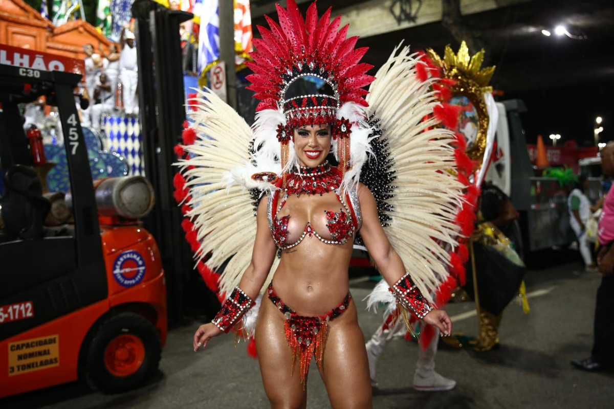 Larissa Tomásia fantasiada para desfile da Império Serrano no Carnaval do Rio de Janeiro