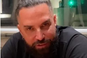 Close do cantor Latino