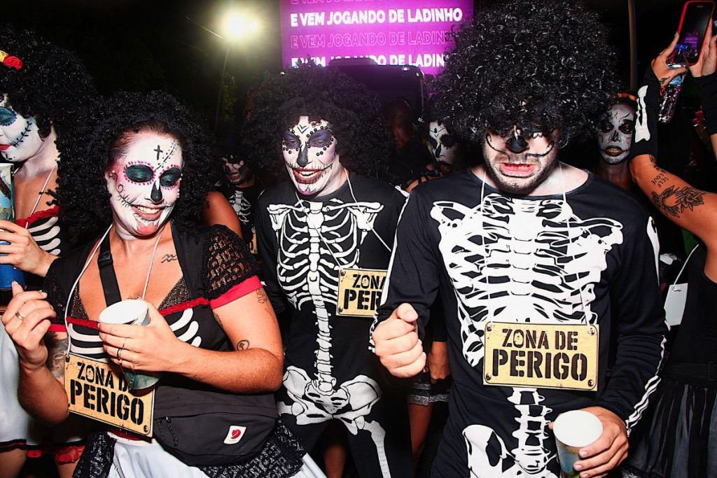 Trio de caveiras mexicanas, com Lore Improta