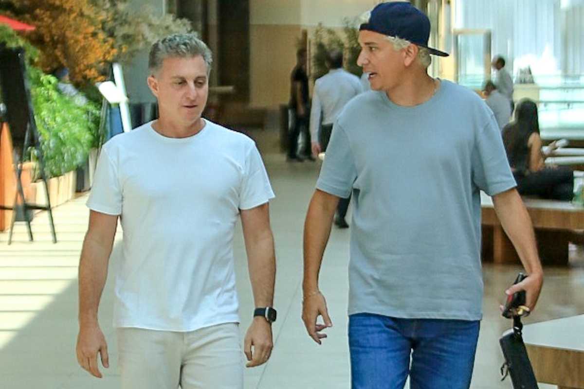Luciano Huck e Rafael Portugal caminhando juntos em Shopping