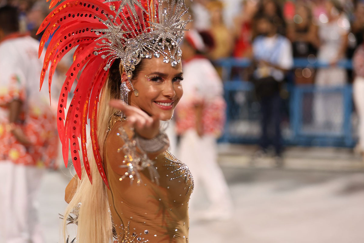 Monique Alfradique arrasou em desfile de Carnaval