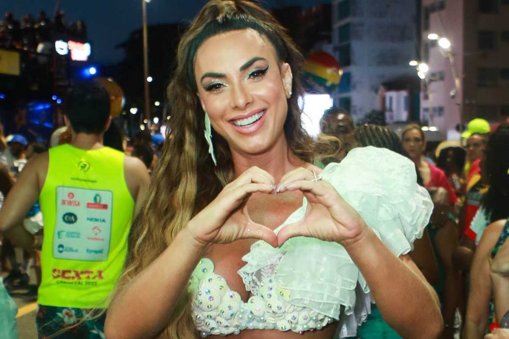 Nicole Bahls curtindo trio elétrico de Anitta em Salvador